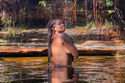 Jeniffer Nascimento resgata cliques de topless em cachoeira