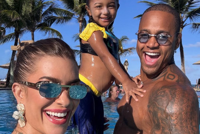 Léo Santana e Lore Improta curtem férias com a filha: 'Muito amor, sol e mar'