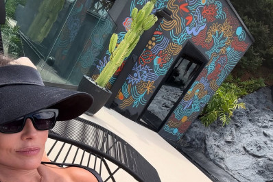 De biquíni, Deborah Secco descansa: 'Mini férias'