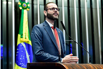Ação que pode cassar mandato de senador bolsonarista está parada há um ano no TSE