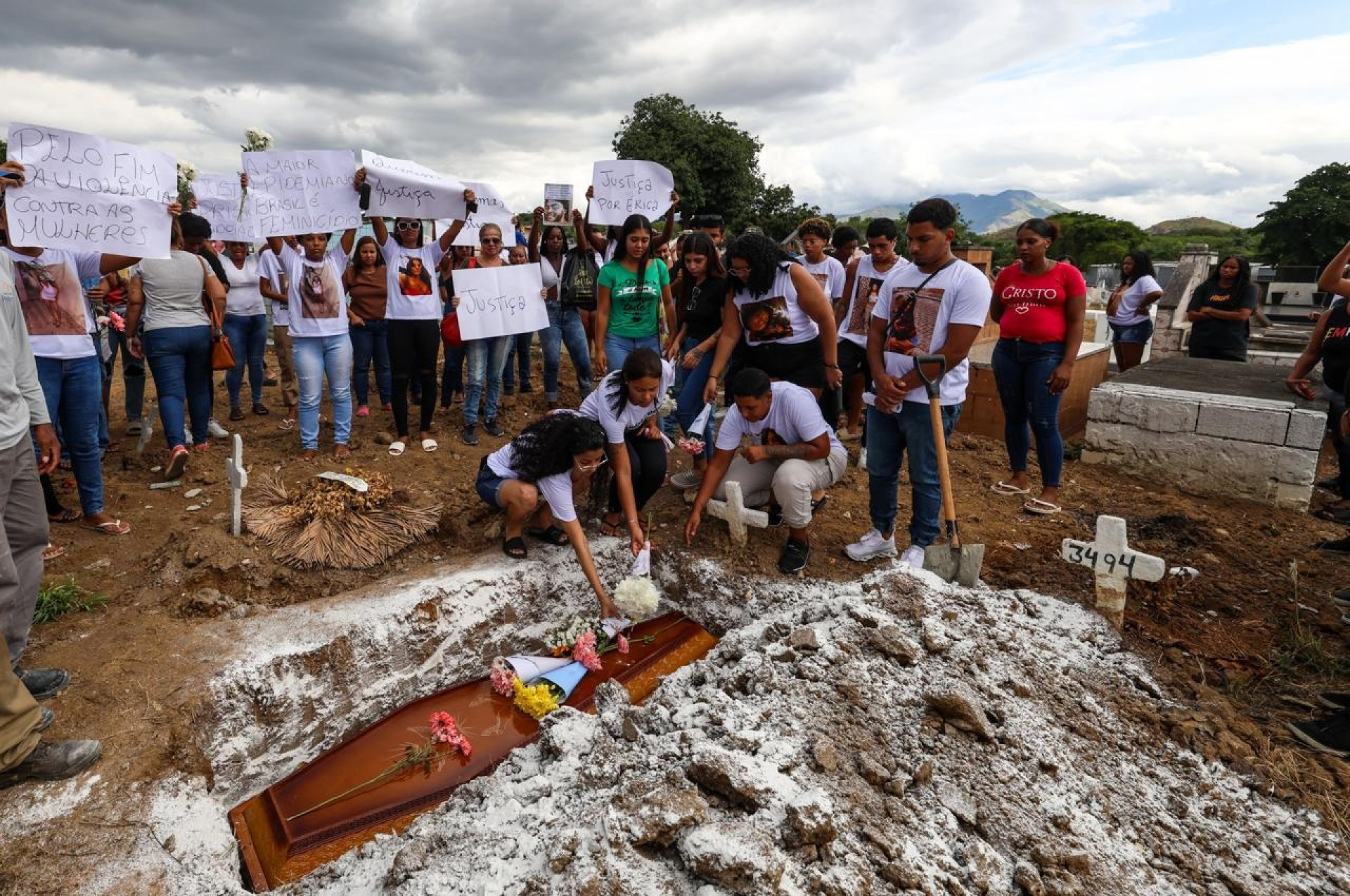 Amigos e parentes de Erica Pereira estiveram no velório e no sepultamento da jovem nesta quarta (19) em Ricardo de Albuquerque - Renan Areias/Agência O Dia