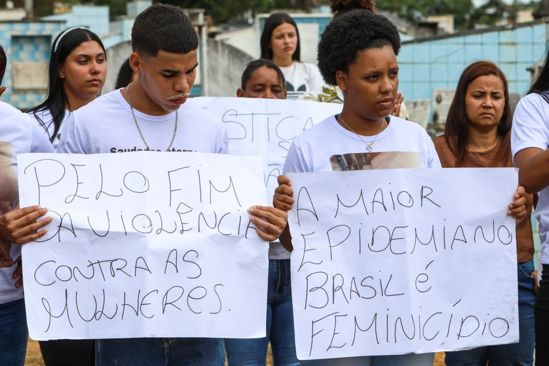Amigos e parentes de Erica Pereira estiveram no velório e no sepultamento da jovem nesta quarta (19) em Ricardo de Albuquerque - Renan Areias/Agência O Dia