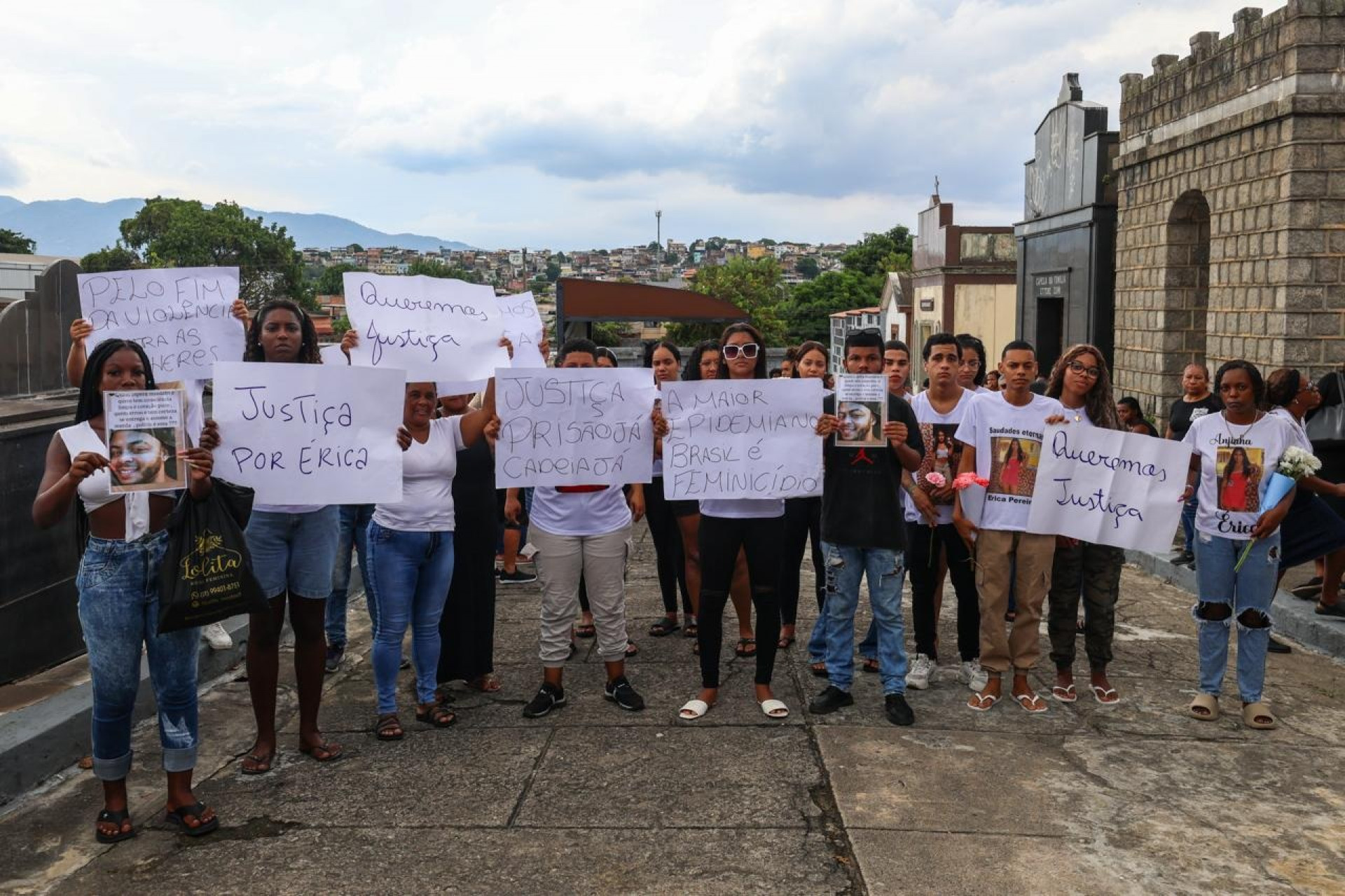 Amigos e parentes de Erica Pereira exibem cartazes e camisas pedindo justiça pela jovem e a prisão de Yuri Neves - Renan Areias/Agência O Dia