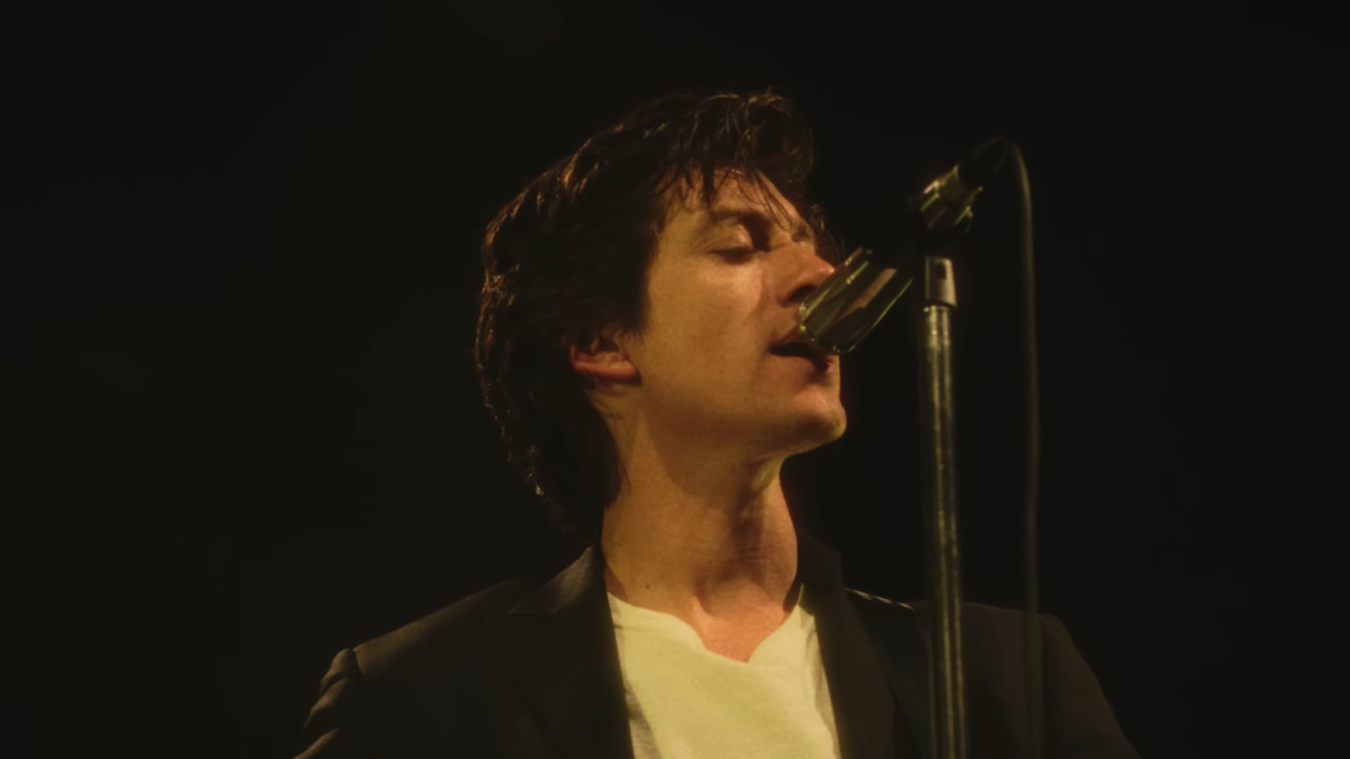 Aparência de Alex Turner chama a atenção da web em registro ao lado de brasileira  - Reprodução / YouTube