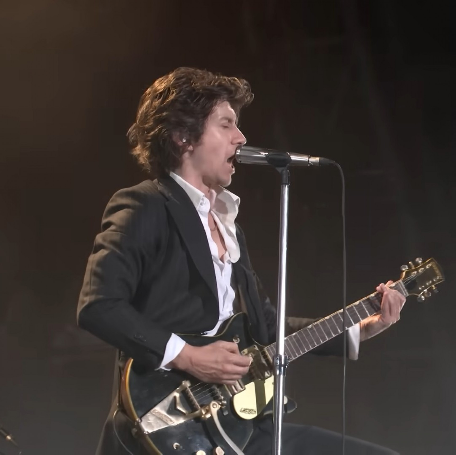 Aparência de Alex Turner chama a atenção da web em registro ao lado de brasileira  - Reprodução / YouTube