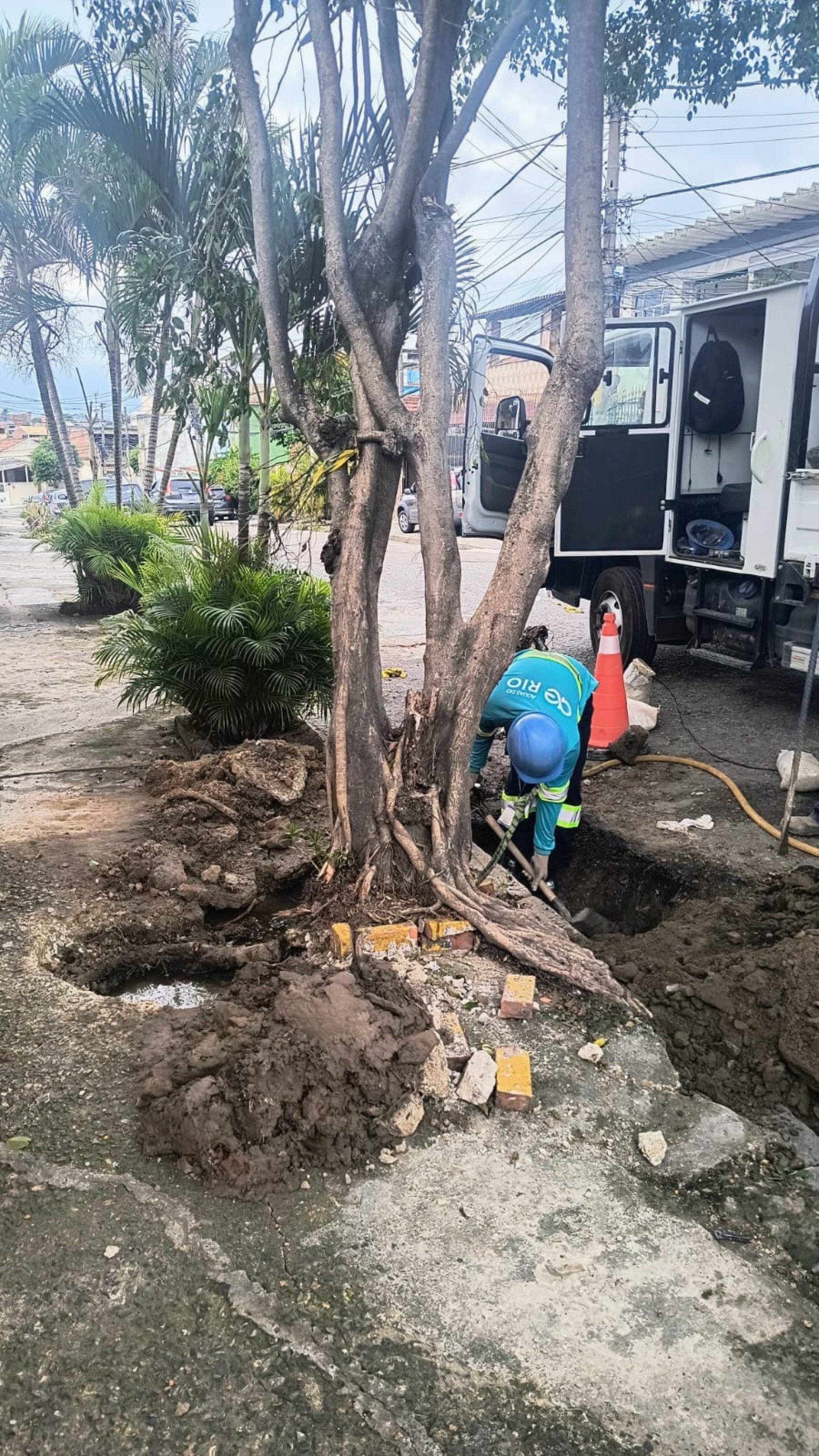 Equipe da &Aacute;guas do Rio tenta concluir o reparo na tubula&ccedil;&atilde;o em frente ao abrigo - Acervo pessoal