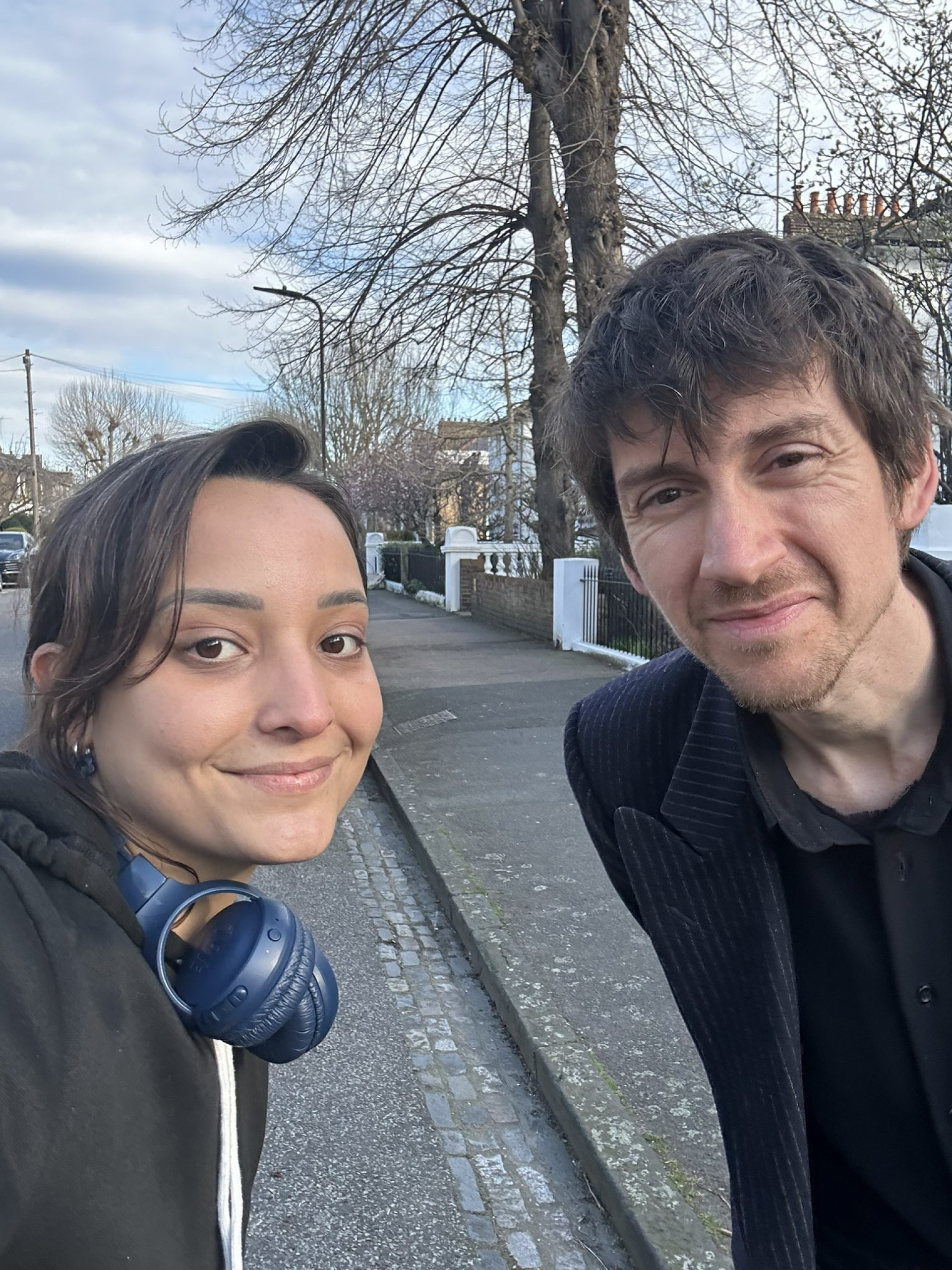 Aparência de Alex Turner chama a atenção da web em registro ao lado de brasileira  - Reprodução / X