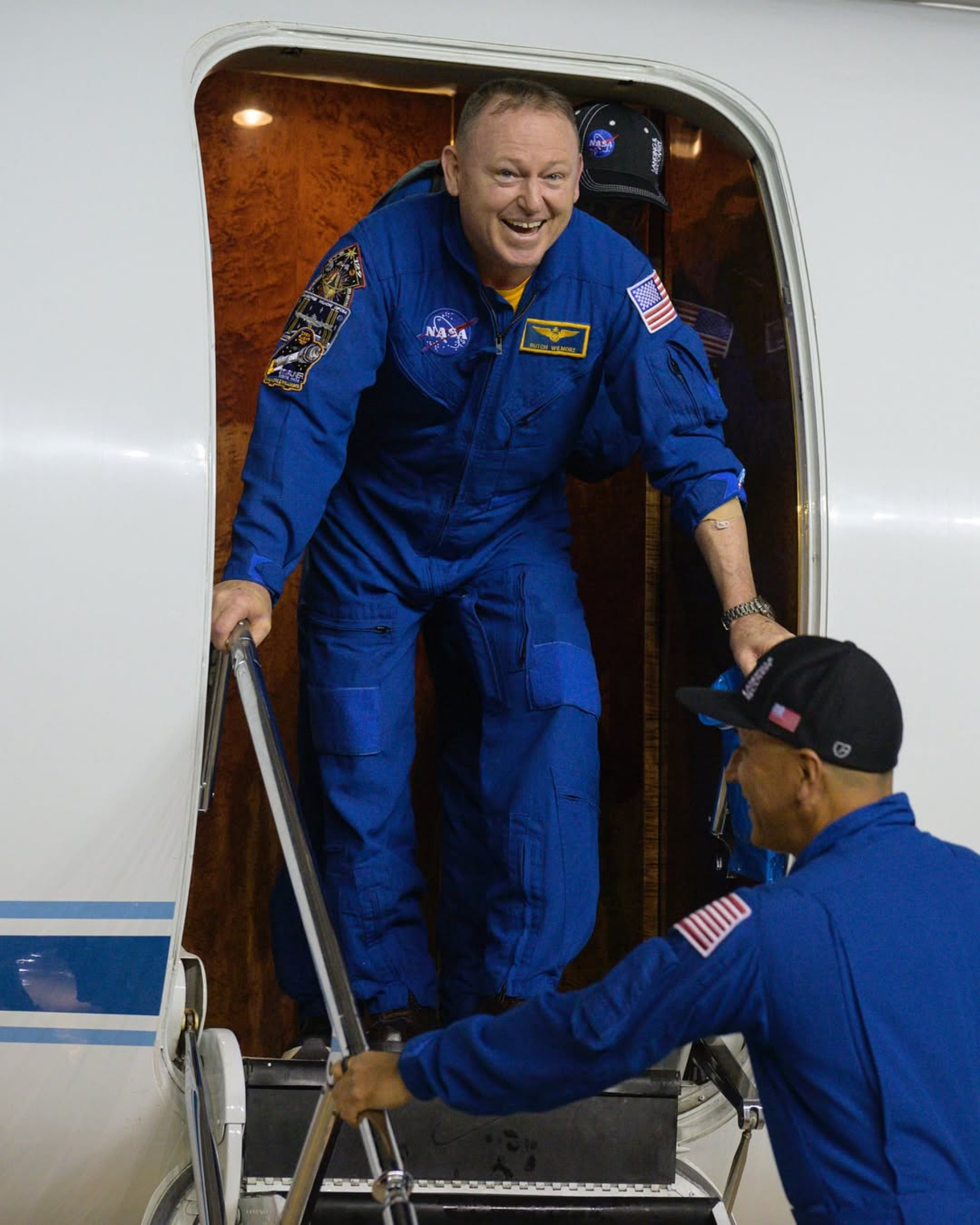 Butch Wilmore depois que retornou à Terra após ficar preso no espaço por nove meses