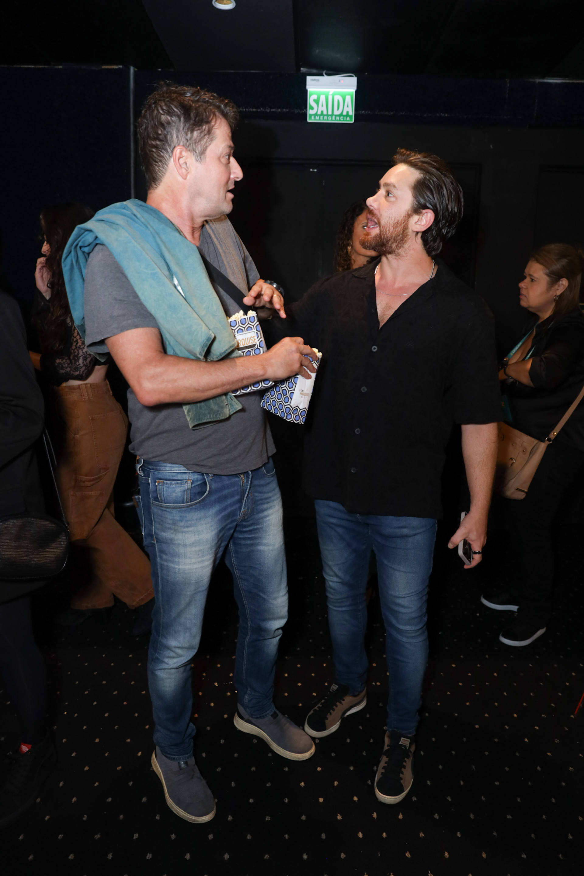 No elenco de 'Beleza Fatal', Marcelo Serrado e Leonardo Miggiorin se encontram em pré-estreia do filme 'Câncer com Ascendente em Virgem' - Lucas Ramos / Brazil News