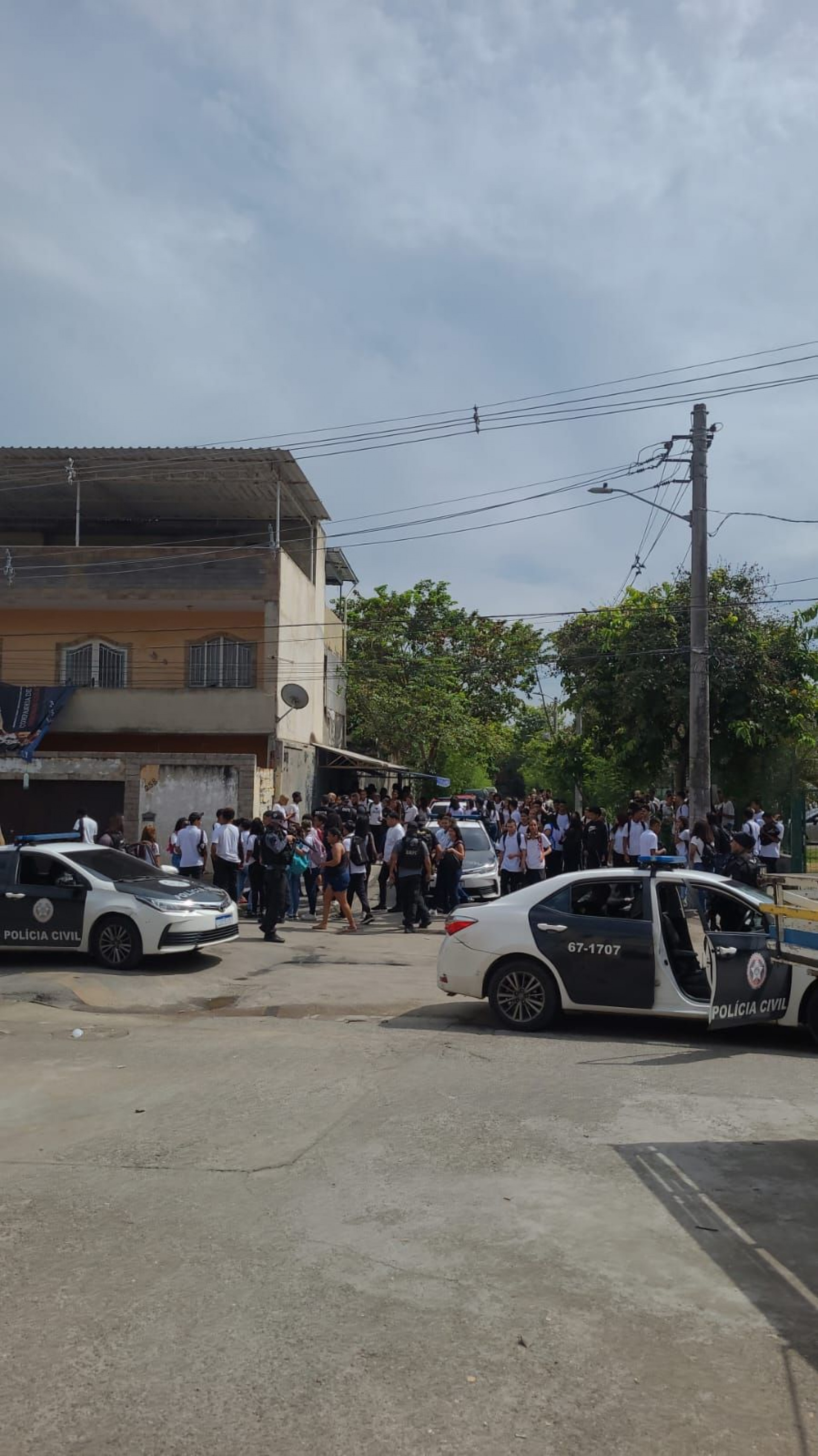 Policiais civis procuraram criminosos em grupo de estudantes durante ação na comunidade Furquim Mendes
