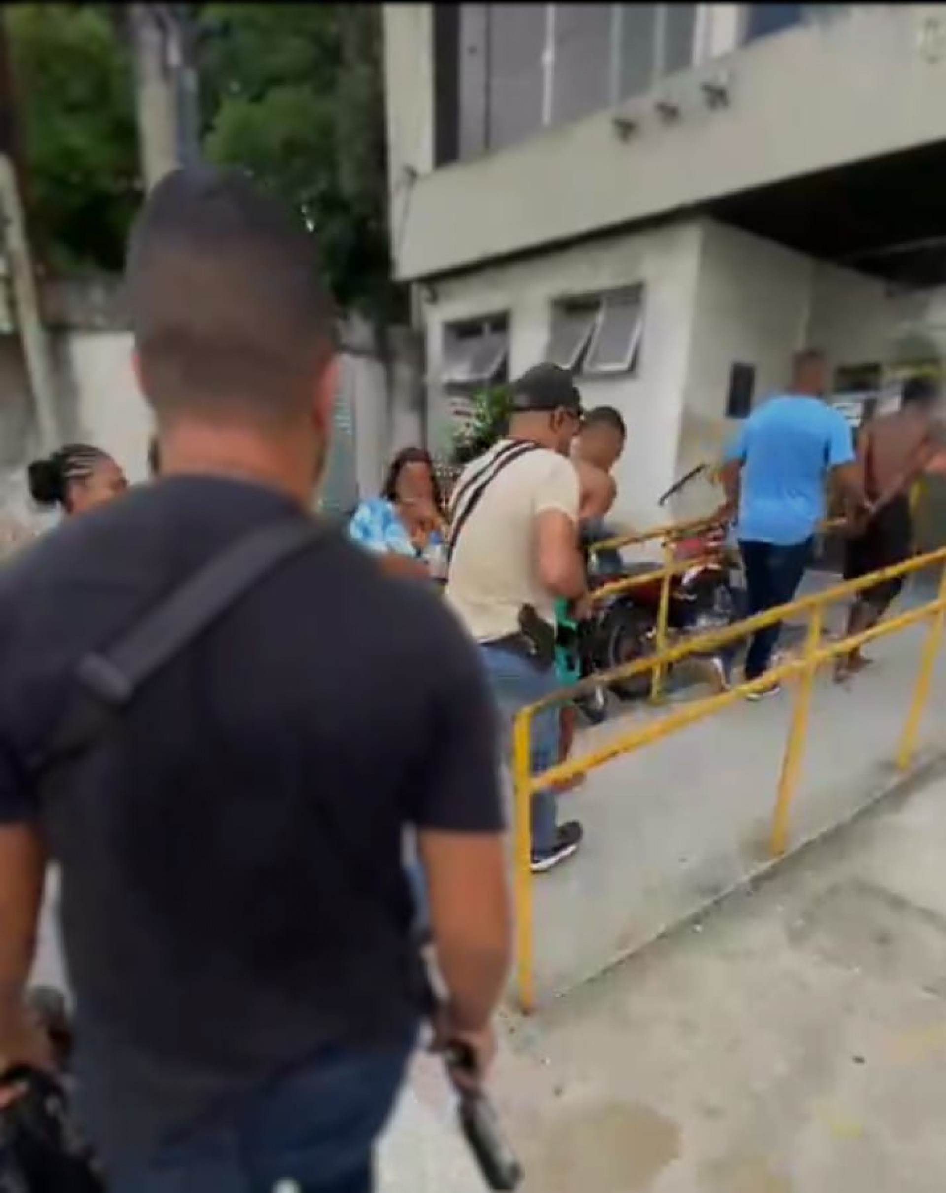 Dois suspeitos presos pela P2, no morro da Lagartixa, sendo levados para 166ª DP