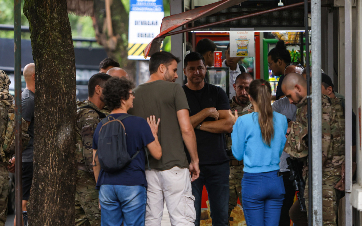 Familiares de Felipe Marques foram até o Hospital Miguel Couto, no Leblon - Renan Areias/Agência O Dia