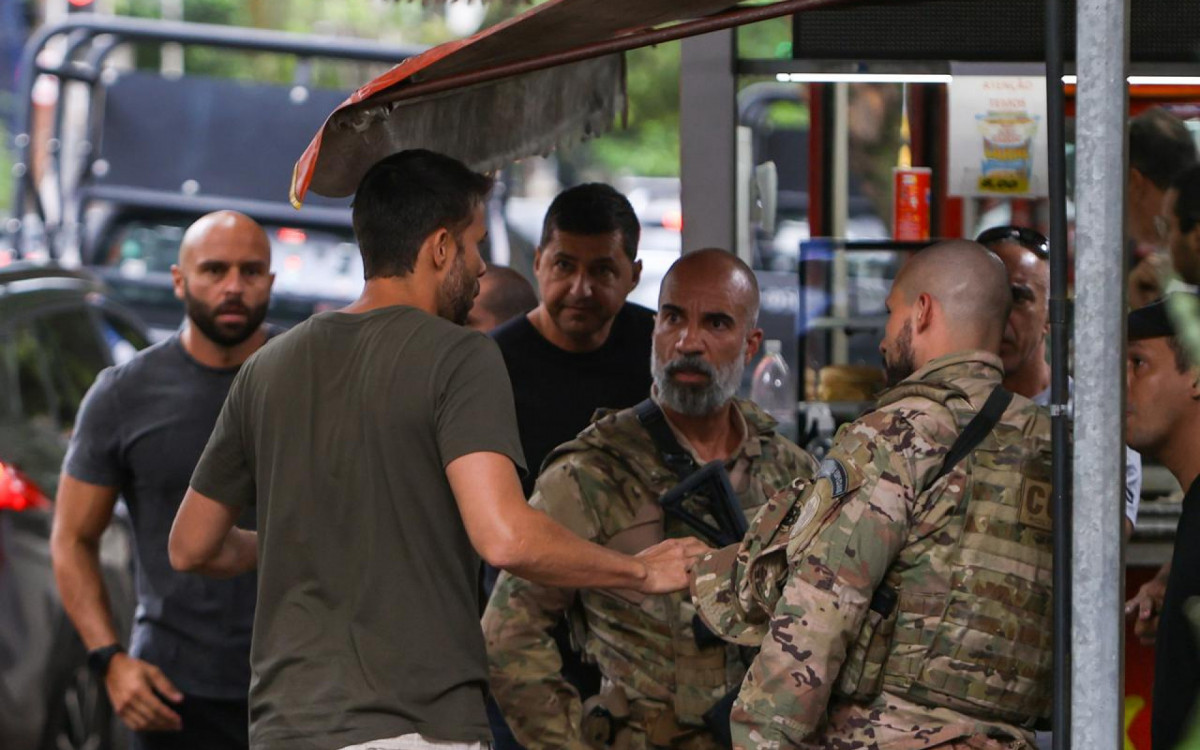 Irmão (de costas) do policial baleado esteve ontem no Hospital Miguel Couto, no Leblon, para acompanhar o estado de saúde do copiloto - Renan Areias