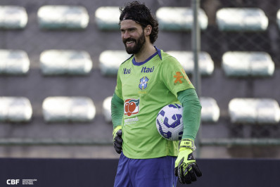 Alisson celebra retorno à seleção brasileira: 'Muita alegria'