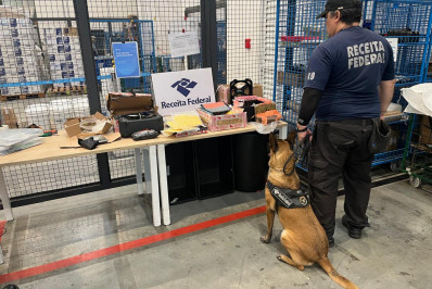 Receita apreende R$ 400 mil em ecstasy e haxixe escondidos em caixas de som e cadernos