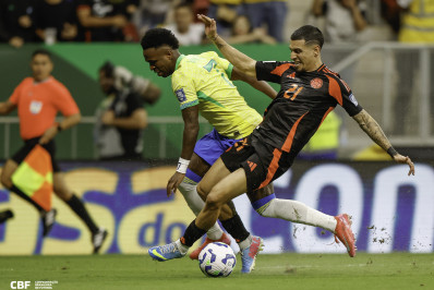 Vini Jr celebra gol da vitória da Seleção e admite: 'Sei que devo muito'