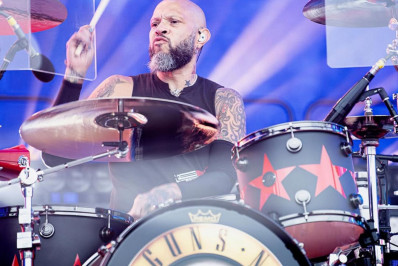 Guns N' Roses anuncia saída do baterista Frank Ferrer após 19 anos