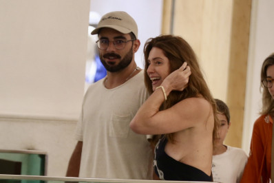 Leticia Spiller e novo namorado dão beijão em shopping do Rio