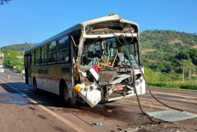Acidente com ônibus escolar e carreta deixa 14 estudantes feridos no interior de São Paulo