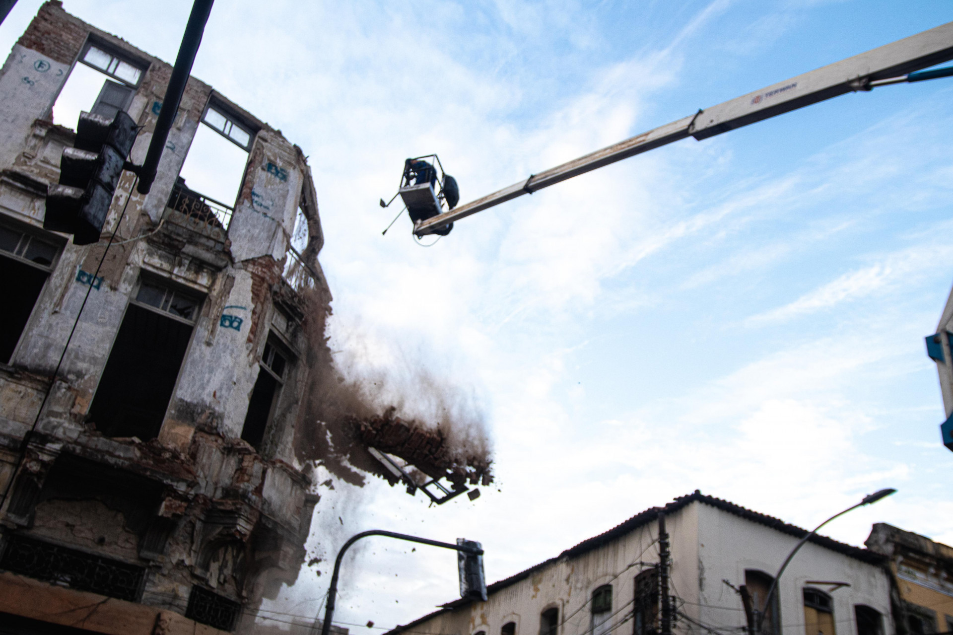 A demolição da estrutura colapsada começou ainda nesta quinta (20) e seguirá na sexta (21) - Hector Santos / Conservação