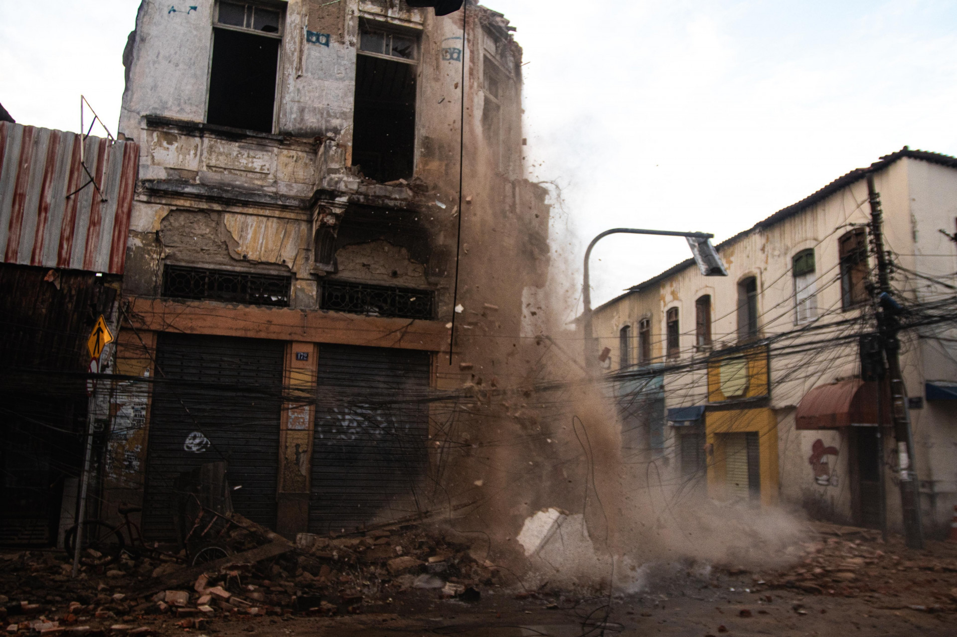 A demolição da estrutura colapsada começou ainda nesta quinta (20) e seguirá na sexta (21) - Hector Santos / Conservação