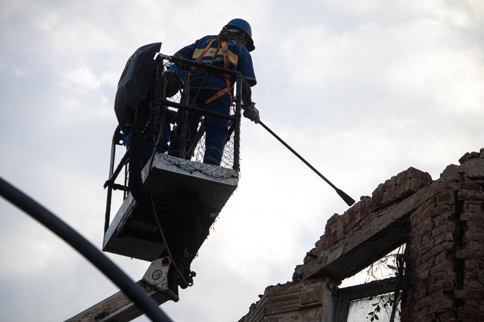 A demolição da estrutura colapsada começou ainda nesta quinta (20) e seguirá na sexta (21) - Hector Santos / Conservação