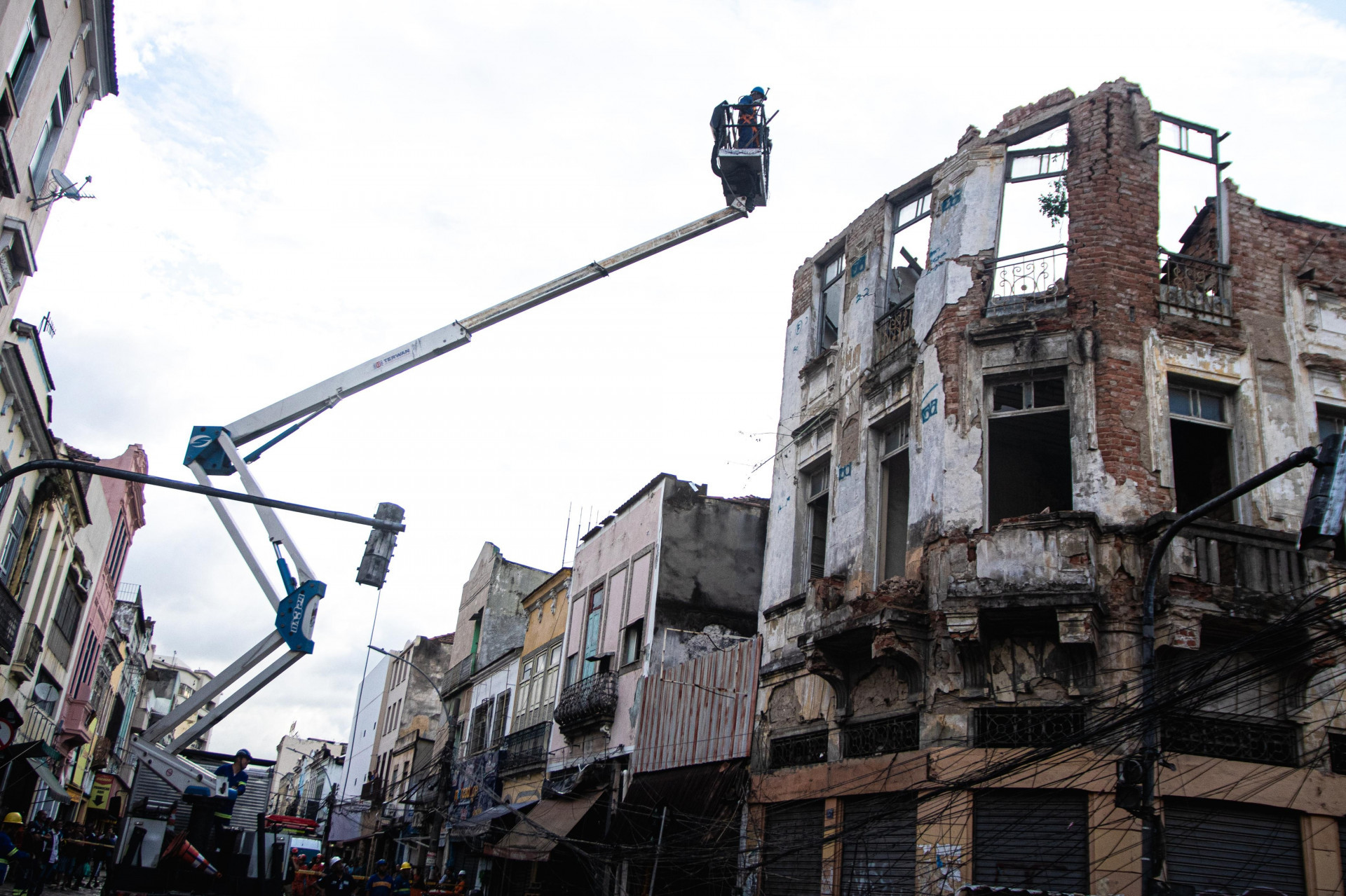 A demolição da estrutura colapsada começou ainda nesta quinta (20) e seguirá na sexta (21) - Hector Santos / Conservação