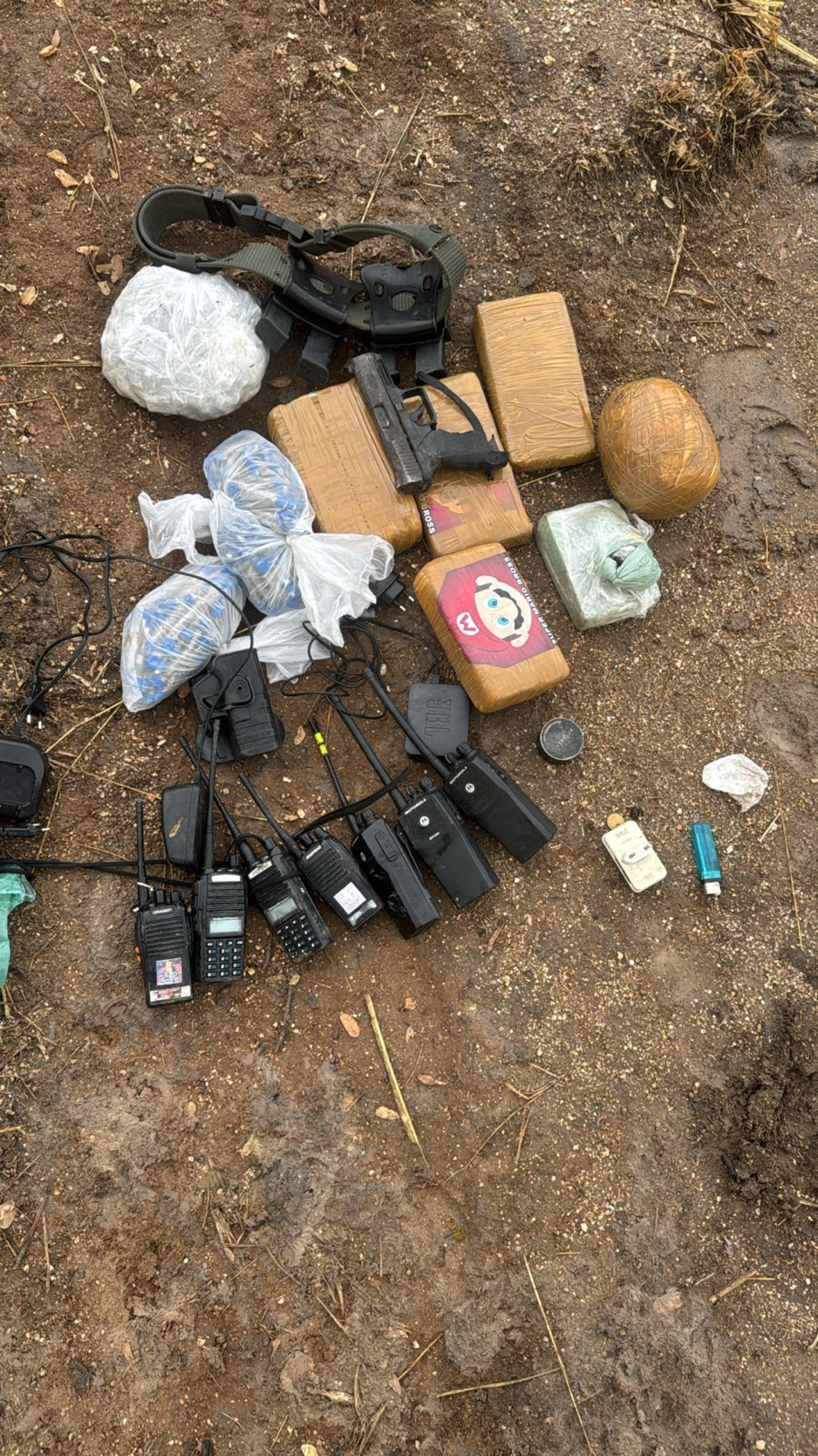 Armas, drogas e rádios comunicadores foram apreendidos na ação - Divulgação