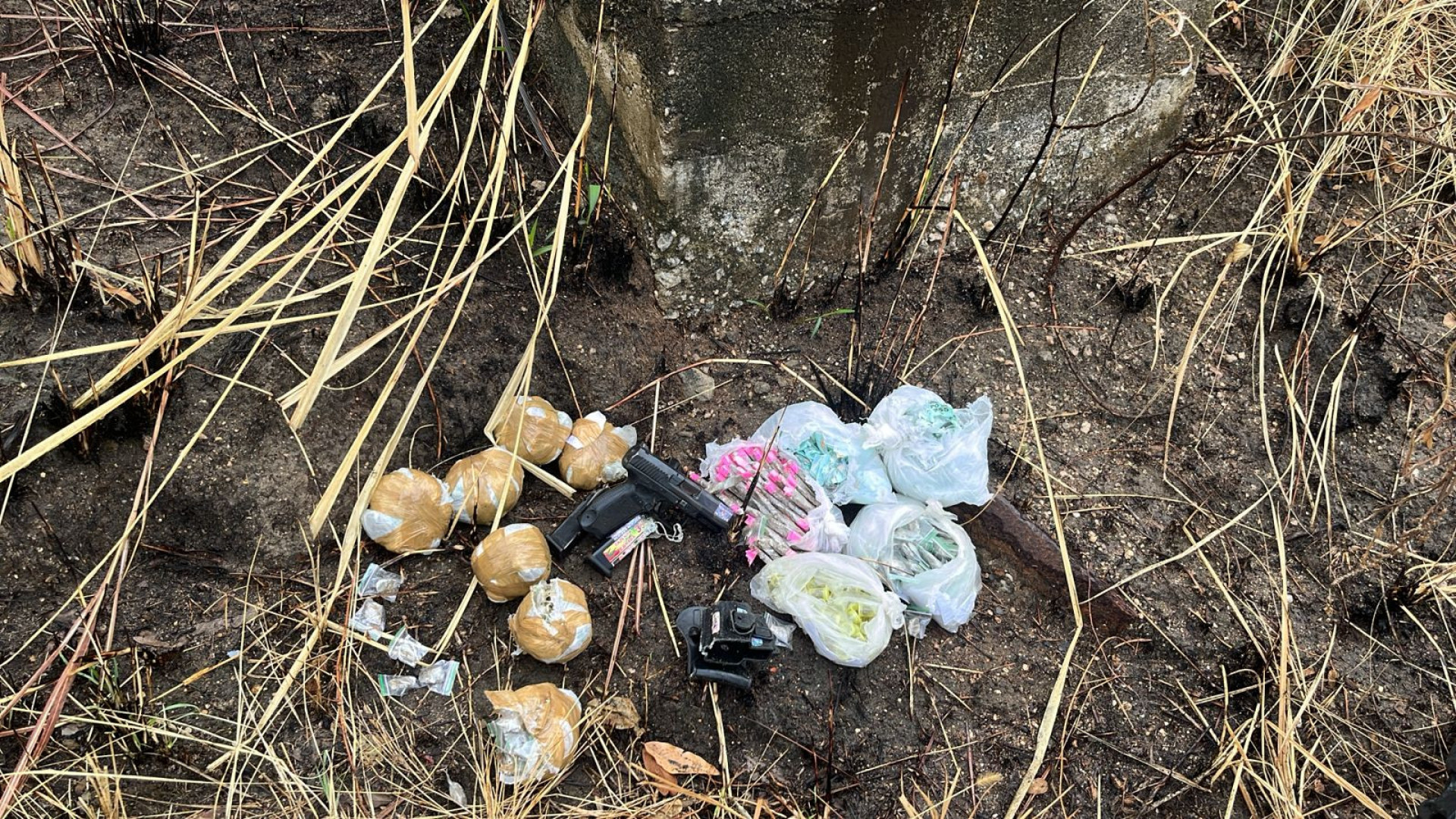 Armas, drogas e rádios comunicadores foram apreendidos na ação - Divulgação