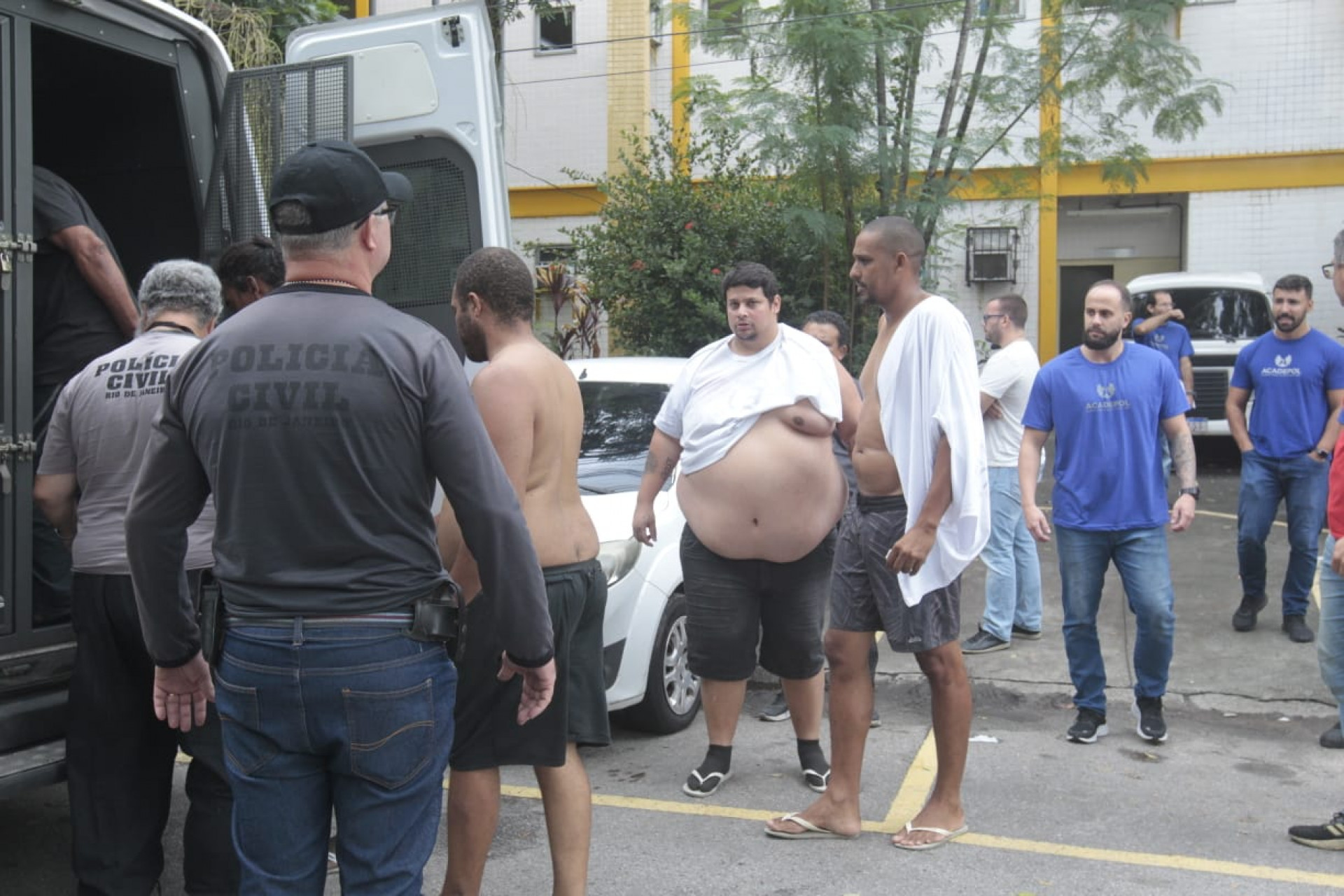 Funcionários da associação da Gardênia Azul sendo transferidos para o presídio de Benfica - Reginaldo Pimenta/Agência O DIA