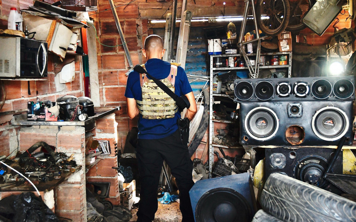 No ferro-velho a Polícia encontrou diversas peças utilizadas em veículos adulterados