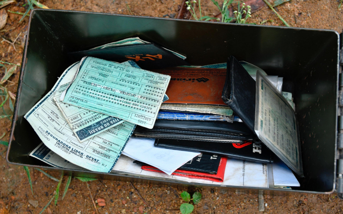 A Polícia encontrou documentos de carros que foram clonados no local