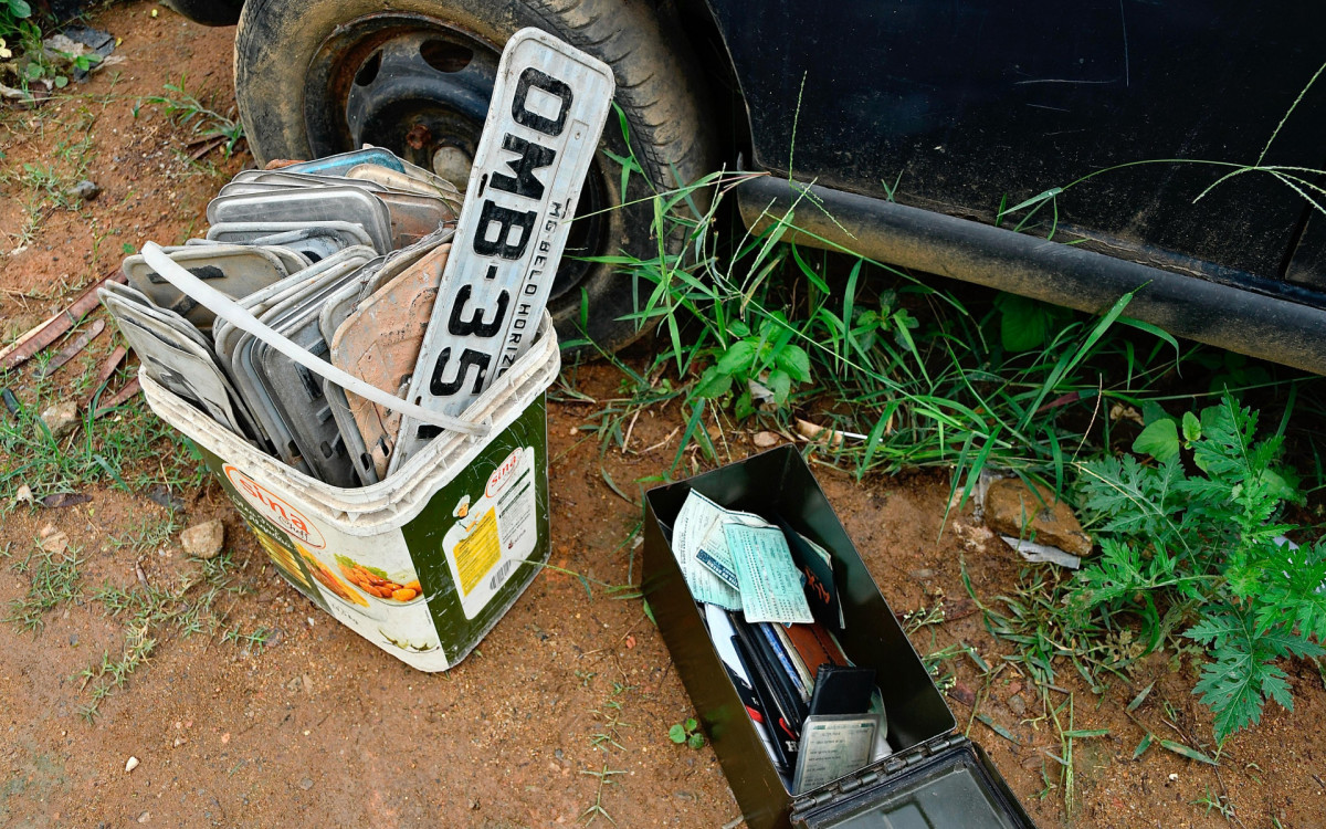 No ferro-velho foi encontrada uma grande quantidade de placas de veículos roubados