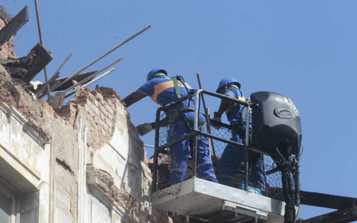 Casarão que desabou no Centro do Rio está sendo demolido nesta sexta (21) - Reginaldo Pimenta/Agência O DIA