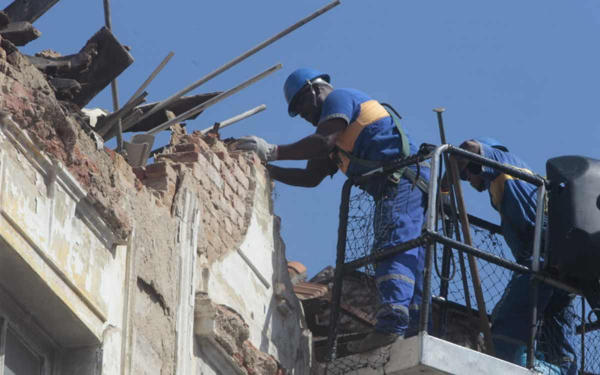 Casarão que desabou no Centro do Rio está sendo demolido nesta sexta (21) - Reginaldo Pimenta/Agência O DIA