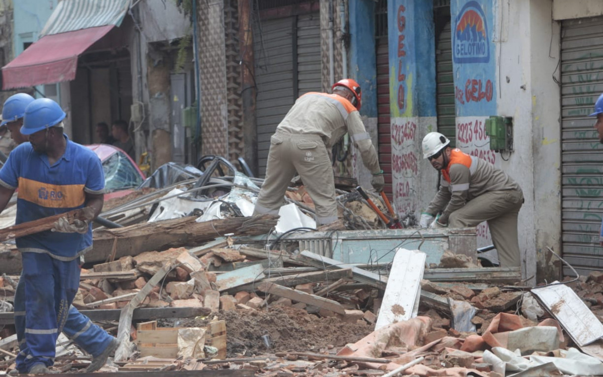 Trabalhadores da prefeitura retiram escombros da Rua Senador Pompeu, no Centro