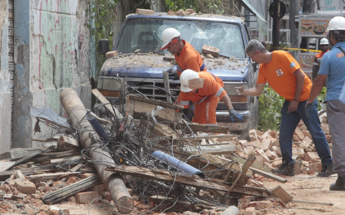 Trabalhadores da prefeitura retiram escombros da Rua Senador Pompeu, no Centro