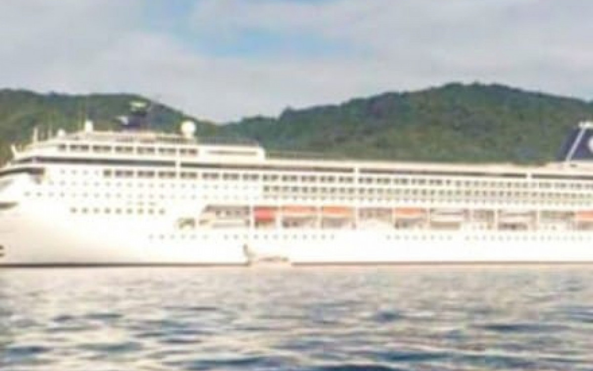 Transatlântico fundeado na baía de Angra