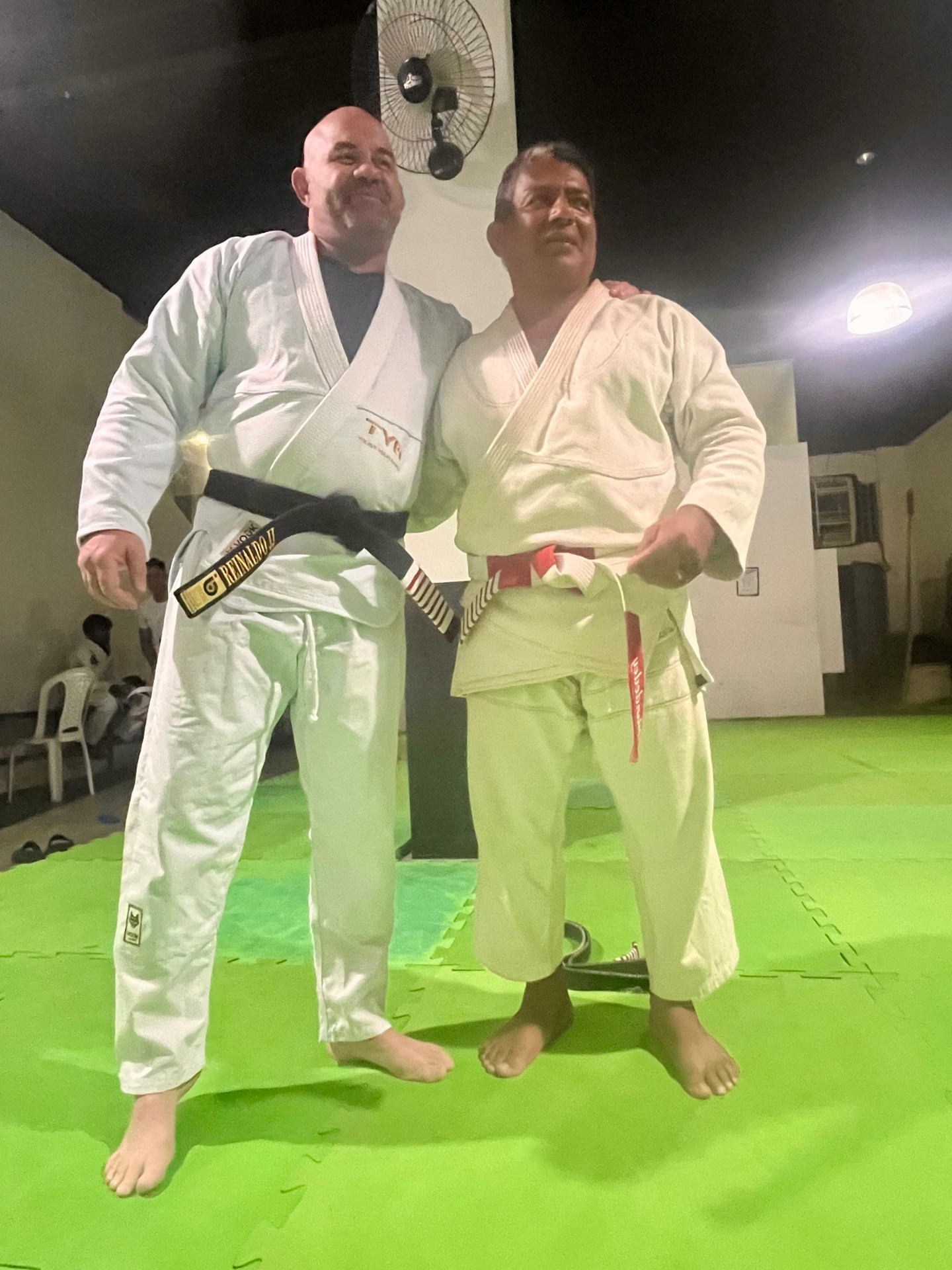 Reinaldo Azevedo e mestre WCL-Wanderley Cordeiro de Lima na hora de mais uma graduação do primeiro faixa preta da história da arte suave em Itaperuna-RJ