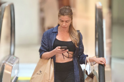De barriga de fora, Grazi Massafera faz compras em shopping do Rio