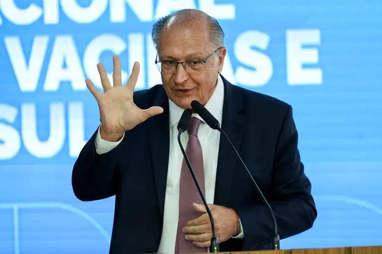 'Olho por olho, o máximo que pode acontecer é todo mundo ficar cego', diz Alckmin sobre tarifas