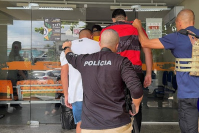 PM prende três milicianos com revólver, caderno de anotações, munições e carro em Belford Roxo