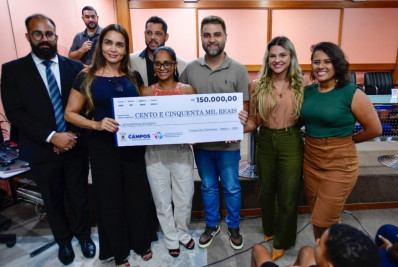 Cinco instituições recebem cheques de repasses feitos por deputada