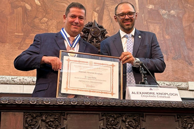 Prefeito Léo Vieira é homenageado com a Medalha Tiradentes