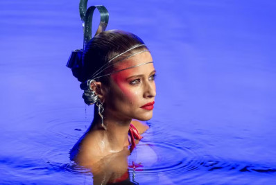 Fantástico refaz abertura icônica de mulher saindo da água com atriz de 'Volta Por Cima'