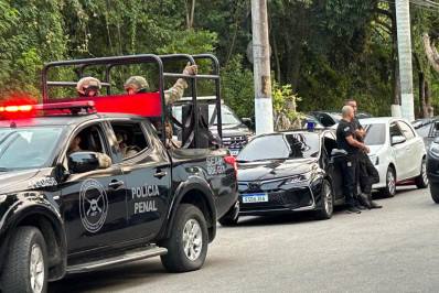 Para auxiliar investigações, operação apreende cerca de 40 celulares em presídio em Bangu