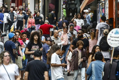 Renda de pessoas negras equivale a 58% da de brancas, mostra estudo