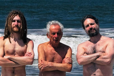 Caco Ciocler surge em foto rara ao lado do pai e do filho: 'Três gerações'