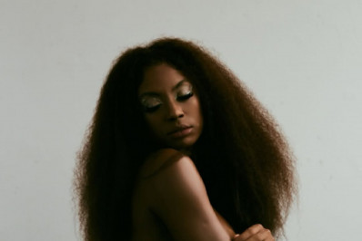 Ex-BBB Lumena Aleluia sensualiza e posa nua em ensaio fotográfico 