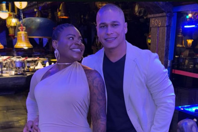 Jojo Todynho posa sorridente em clima de romance com o namorado